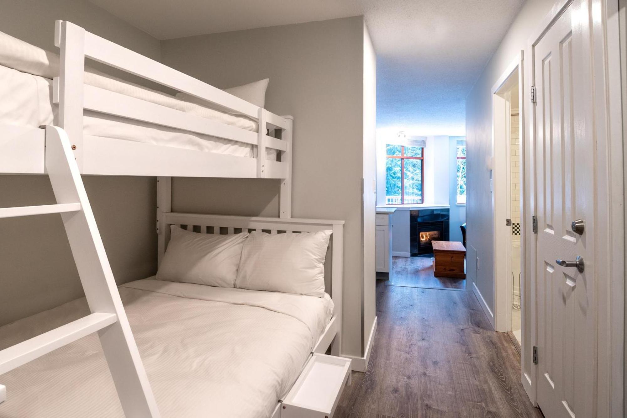 Alpenglow Lodge Family Studio With Murphy Bed By Mva Whistler Exterior foto
